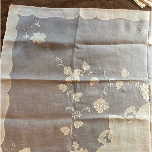 Vintage Very Fine Linen Tablecloth & Napkins - Picture 2 of 8